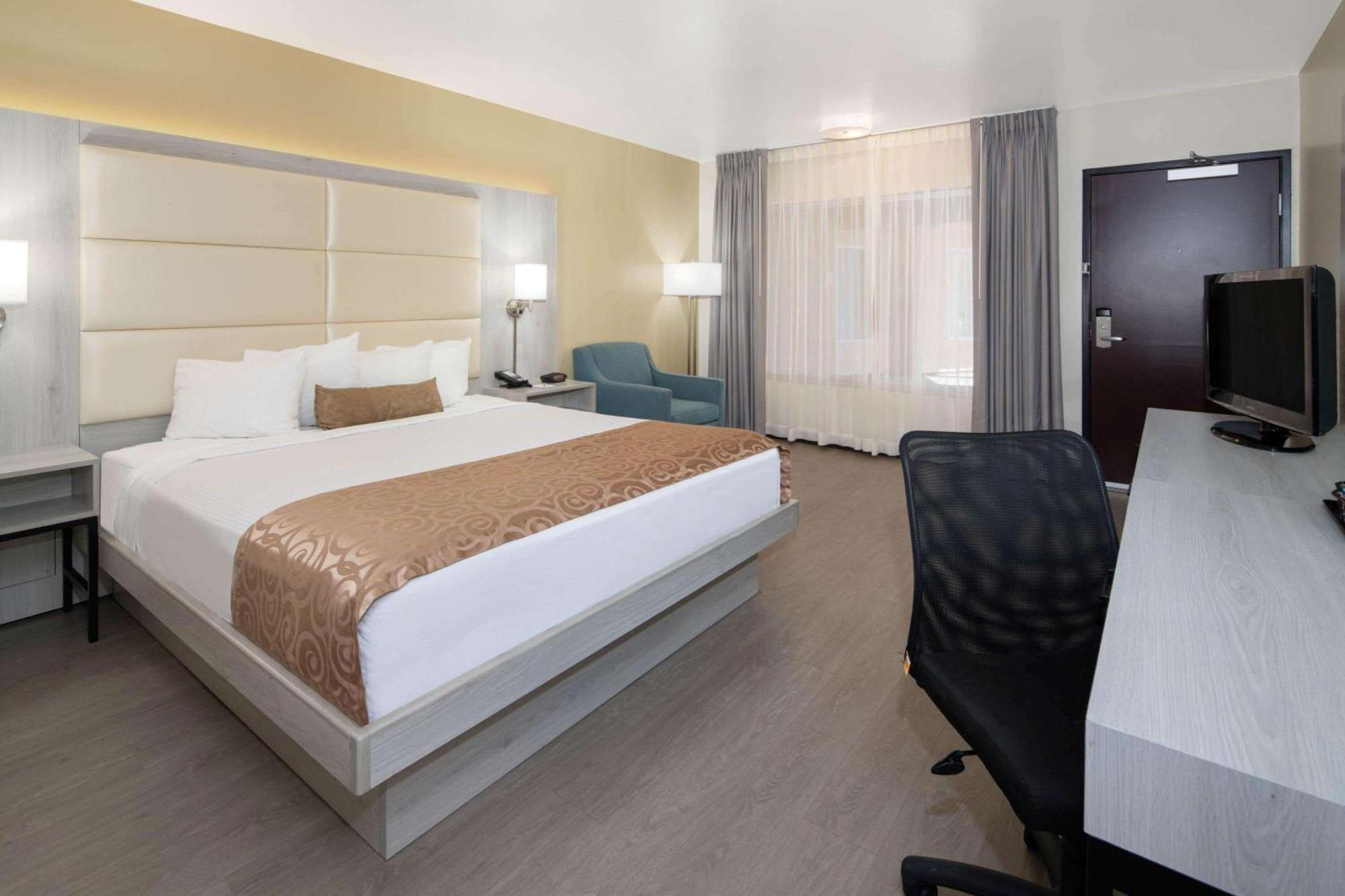 Deluxe King Room with Mobility/Hearing Impaired Access - Non-Smoking